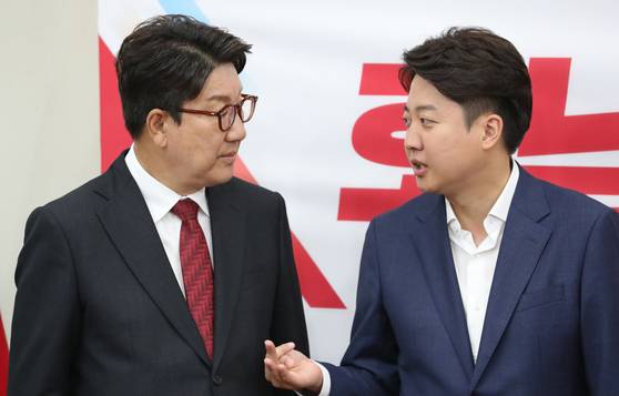 이준석 당시 국민의힘 대표와 권성동 원내대표가 지난 2022년 6월 13일 서울 여의도 국회에서 열린 제8회 동시지방선거 호남 당선자 축하행사에서 이야기를 나누고 있다. 뉴스1