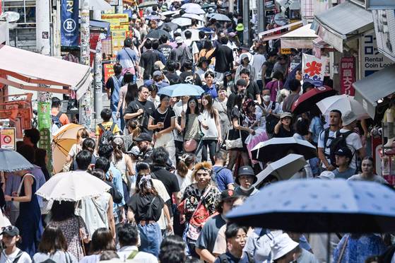 인구 감소와 지방 소멸 문제로 고민을 하고 있는 일본 정부가 거주지 이외에도 좋아하는 지방에 등록을 해 지역 시설을 이용할 수 있게 하는 '고향 주민' 제도를 검토하고 있는 것으로 알려졌다. AFP=연합뉴스