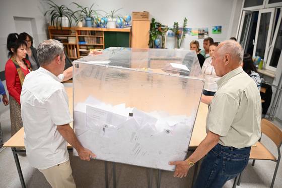 1일 폴란드 대선 2차 투표에서 직원들이 개표를 위해 투표함을 옮기고 있다. AFP=연합뉴스