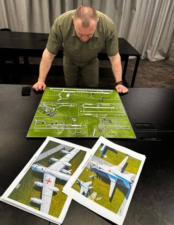 우크라이나는 1일(현지시간) 러시아 시베리아 이르쿠츠크 지역에 있는 벨라야 기지를 포함해 러시아 본토 공군기지 4곳을 드론으로 공격해 러시아 공군의 핵심 자산인 전략폭격기 40여대를 타격했다. 바실 말류크 우크라이나 보안국(SBU) 국장이 '거미줄 작전'으로 불리는 이번 작전을 계획 중인 모습. 사진 우크라이나 보안국(SBU) 텔레그램