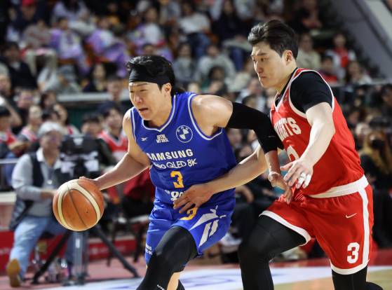 삼성에서 DB로 옮긴 베테랑 가드 이정현(왼쪽). 연합뉴스