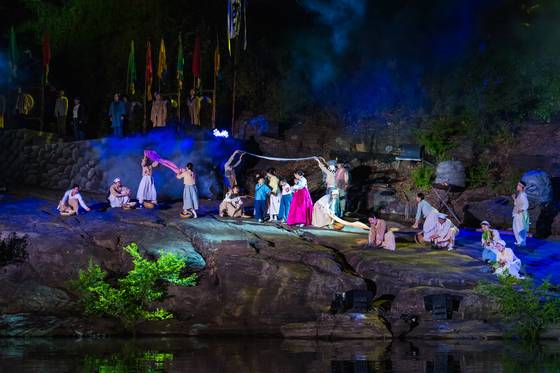 경남 진주성 외곽 야외무대에서 펼쳐지는 실경역사뮤지컬 ‘의기 논개’(연출 고능석)의 공연 장면. 관객들은 진주 남강 위에 띄운 수상특설객석에서 관람하게 된다. (사)극단현장 주최·주관, 문화체육관광부·진주시 후원으로 올해 총 10회 공연이 열렸다. 사진 극단현장