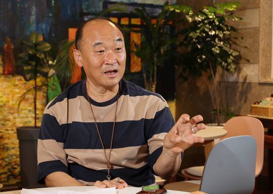 경남 진주에서 51년의 관록을 자랑하는 '극단현장'의 고능석 연출가가 지난달 23일 진주 현장아트홀에서 본지와 인터뷰 하고 있다. 송봉근 기자