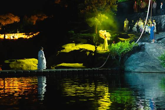 경남 진주성 외곽 야외무대에서 펼쳐지는 실경역사뮤지컬 ‘의기 논개’(연출 고능석)의 공연 장면. 관객들은 진주 남강 위에 띄운 수상특설객석에서 관람하게 된다. (사)극단현장 주최·주관, 문화체육관광부·진주시 후원으로 올해 총 10회 공연이 열렸다. 사진 극단현장