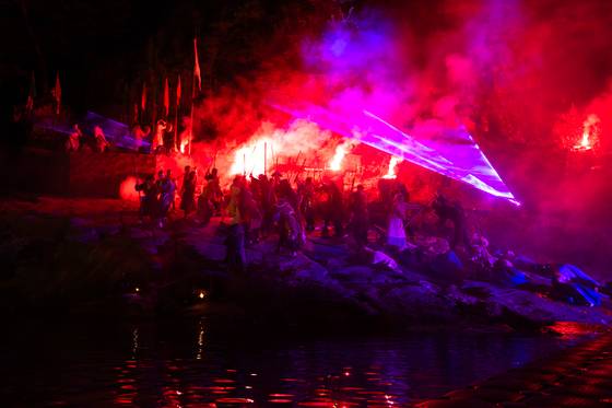 경남 진주성 외곽 야외무대에서 펼쳐지는 실경역사뮤지컬 ‘의기 논개’(연출 고능석)의 공연 장면. 관객들은 진주 남강 위에 띄운 수상특설객석에서 관람하게 된다. (사)극단현장 주최·주관, 문화체육관광부·진주시 후원으로 올해 총 10회 공연이 열렸다. 사진 극단현장