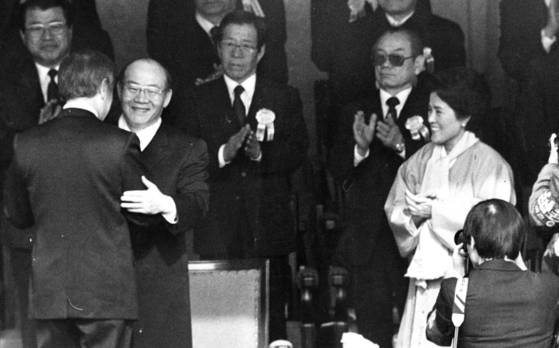 1988년 2월 25일 노태우 신임 대통령(등 보인 사람)이 취임식장에서 전두환 전 대통령과 포옹하고 있다. 두 사람은 이날 이후 6년간 만나지 않았다. 중앙포토