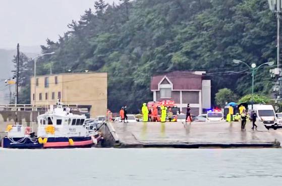 2일 오후 전남 진도군 진도항 인근 해역에서 목포해양경찰서 직원들이 수색 작업을 하고 있다. 사진 목포해양경찰서