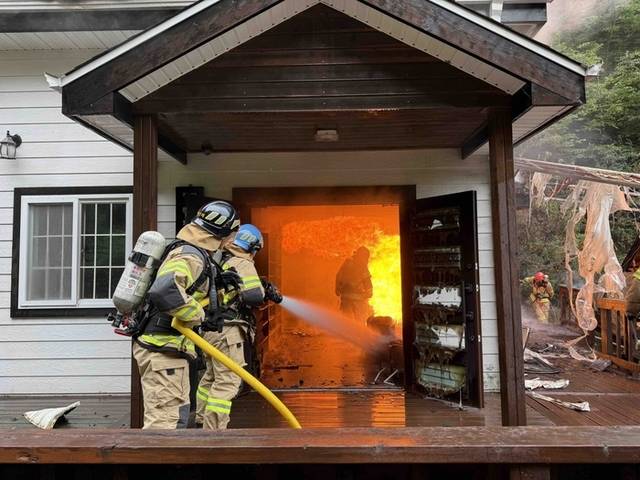 ▲ 2일 오후 2시 21분쯤 화촌면 풍천리 일원 한 교회에서 불이나 홍천소방서 등이 현재 진화 중이다. 홍천소방서 제공.