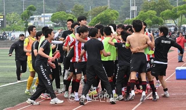 ▲ 2일 강릉 강북구장에서 열린 금강대기 전국고등학교 축구대회 강릉 중앙고와 경기 HSFA의 결승전 경기에서 연장 전반 이언민(강릉 중앙고)이 골을 성공시킨 후 환호하고 있다. 김정호 기자