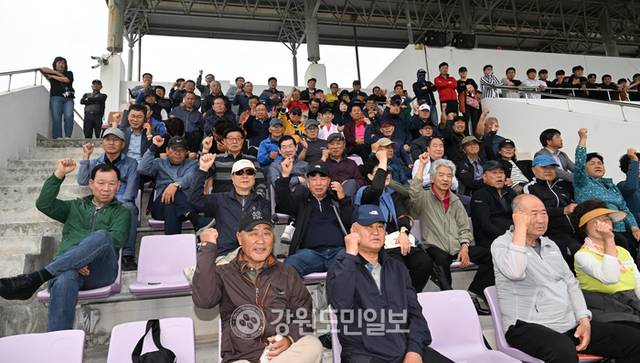 ▲ 금강대기 전국고등학교 축구대회 결승전이 열린 2일 강릉 강북구장에는 많은 관중들이 찾아 중앙고를 응원하고 있다. 김정호 기자