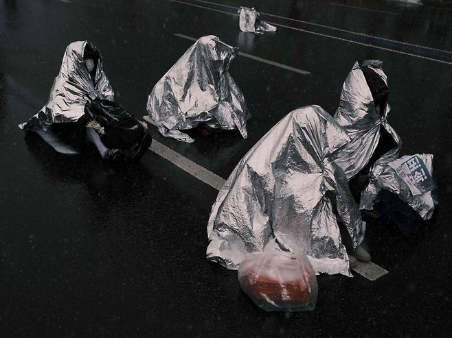 ▲ 비옷을 입은 채 시위하는 시민들 [서학동미술관]&nbsp;