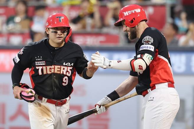 ▲ 득점을 올린 뒤 동료와 기쁨을 나누는 윤도현 [KIA 타이거즈]