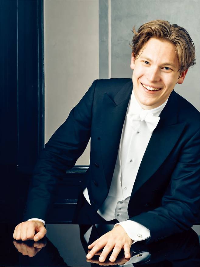 지난달 16일 네덜란드 암스테르담 콘세르트헤바우에서 열린 말러 교향곡 8번 공연 직후 지휘자 클라우스 메켈레가 공연 대기실에서 환하게 웃고 있다.  ⓒ Eduardus Lee