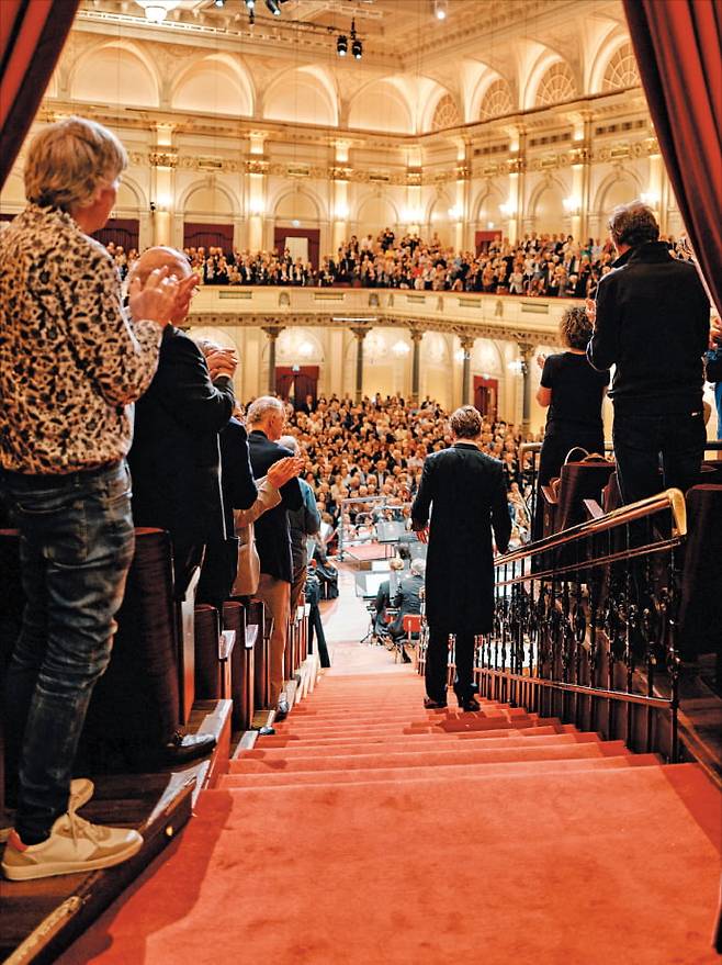 지난달 9일 콘세르트헤바우에서 말러 교향곡 1번 공연을 마친 클라우스 메켈레가 관객 환호에 화답하기 위해 계단을 내려가고 있다.  ⓒ Eduardus Lee