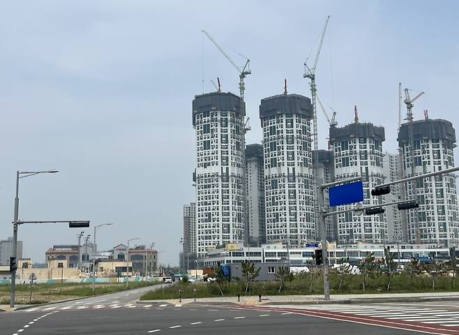 경기 시흥시 거북섬 일대 모습. 웨이브파크와 공사 중인 아파트, 오피스텔 단지가 보인다. 사진=손주형 기자