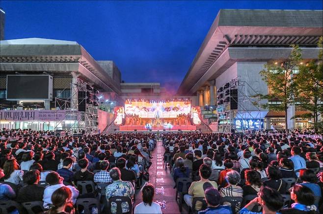 광화문 광장에서 열린 야외 오페라 마술피리 현장 /(c)세종문화회관 제공