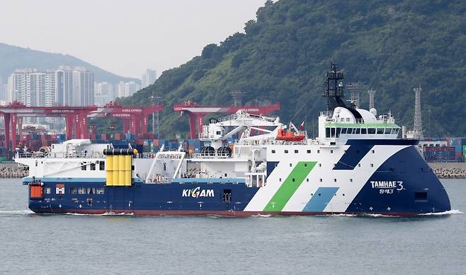 부산 앞바다에서 바닷속 자원을 최첨단 장비로 탐사해 바다 위 연구소로 불리는 '탐해 3호'가 첫 탐사를 하기 위해 서해 군산 분지로 향하고 있다. 뉴스1