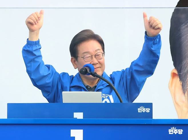 이재명 더불어민주당 대통령 후보가 지난 1일 오후 부산 동구 부산역 광장에서 열린 유세에서 시민들에게 지지를 호소하고 있다. 뉴스1