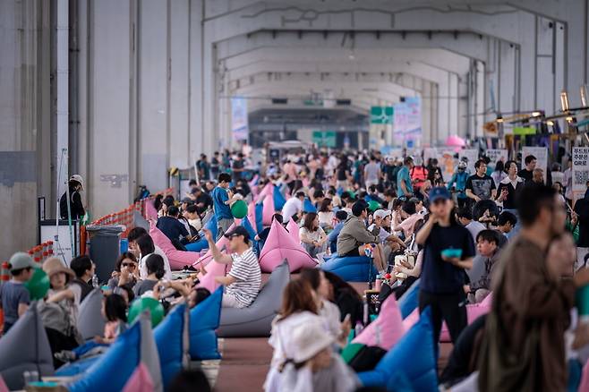 서울관광 푸드 페스티벌 방문객들이 한강을 바라보며 휴식을 취하고 있다.
