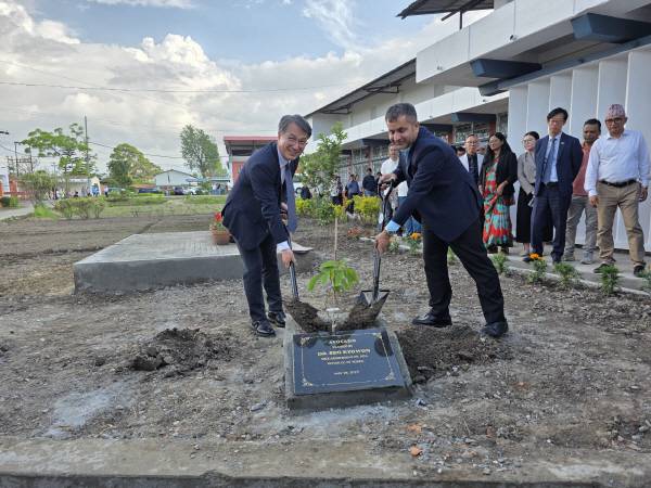 5월 29일 네팔 카트만두에서 열린‘코피아(KOPIA·해외농업기술개발사업) 네팔센터 개소식’에서 서효원 농촌진흥청 차장(왼쪽)과 고빈다 프라사드 샤르마 네팔 농업부 차관이 기념 식수를 하고 있다. 농진청 제공,