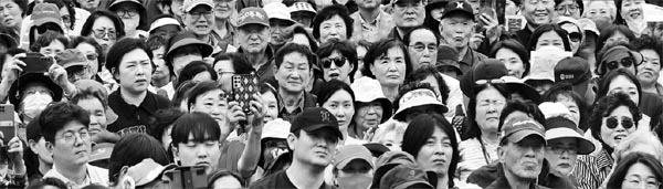 21대 대통령 선거 본투표가 3일 오전 6시부터 오후 8시까지 실시된다. 사진은 부산지역 유권자들이 한 대선 후보의 유세를 집중해서 듣고 있는 모습.  이원준 기자 windstorm@kookje.co.kr