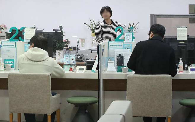 Bank windows for mortgage loans are seen at a bank in downtown Seoul on Nov. 19, 2024. [NEWS1]