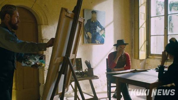 영화 <고흐, 영원의 문에서>고갱과 빈센트가 지누 부인을 그리는 장면, 벽에는 조셉 룰랭의 초상화가 있다.