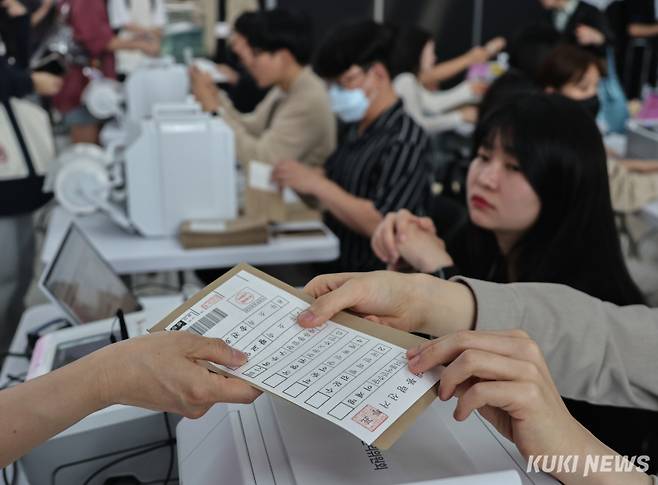 인천공항에 마련된 사전투표소. 곽경근 대기자