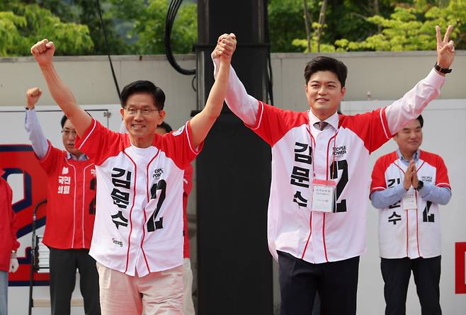 김문수 국민의힘 대선 후보가 지난 30일 경기 가평군청평시계탑 광장에서 열린 유세에서 김용태 비상대책위원장과 함께 시민들에게 지지를 호소하고 있다. 연합뉴스