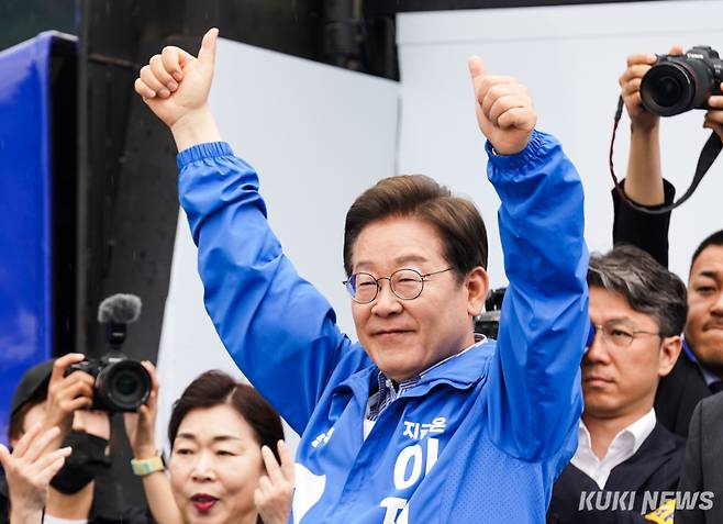 이재명 더불어민주당 대선 후보가 2일 서울 강북구 북서울꿈의숲 서문 광장에서 유세를 마치고 지지자들에게 인사하고 있다.