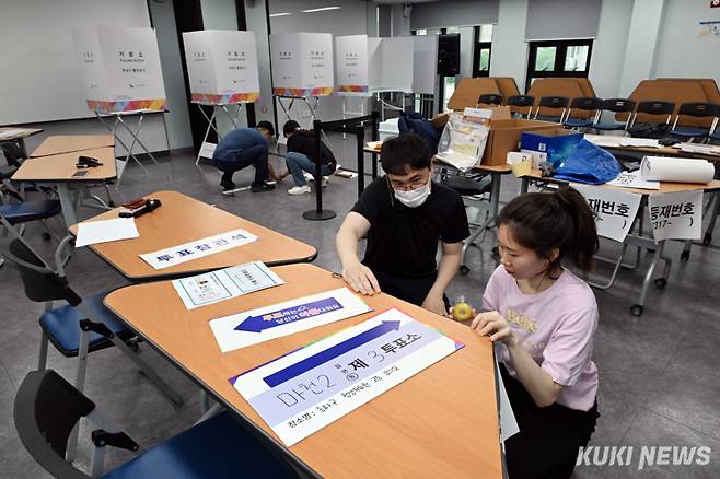 본 투표는 사전투표 때와는 달리 유권자들의 주민등록지에서만 가능하며, 투표소는 각 가정에 배송된 투표안내문, 구·시·군청의 '선거인명부열람시스템' 또는 중앙선거관리위원회 홈페이지의 투표소 찾기 연결 서비스를 통해 확인할 수 있다.