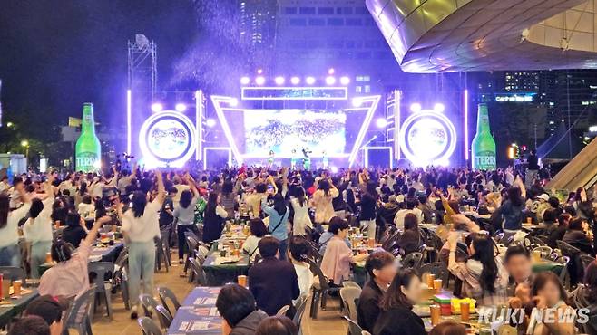 지난달 30일 부산 해운대구에서 열린 ‘2025 센텀맥주축제’에서 방문객들이 음식과 맥주를 즐기며 공연을 보고 있다. 김건주 기자