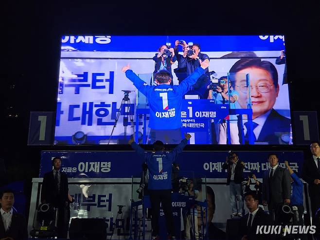 이재명 더불어민주당 대선 후보는 2일 서울 영등포구 여의도공원 문화의 마당에서 열린 집중 유세에서 시민들에게 인사하고 있다. 권혜진 기자