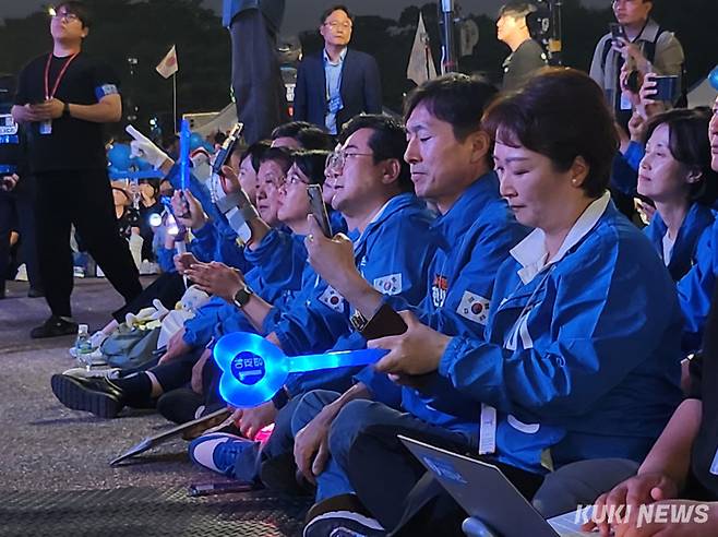 박찬대 더불어민주당 상임총괄선대위원장(중앙)을 비롯한 민주당 선대위원들이 2일 서울 영등포구 여의도공원 문화의 마당에서 열린 이재명 대선 후보 집중 유세에 참석했다. 권혜진 기자