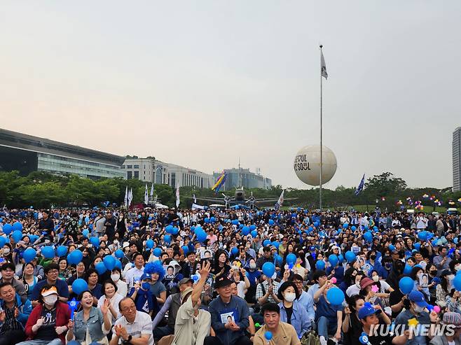 2일 서울 영등포구 여의도공원 문화의 마당에서 이재명 더불어민주당 대선 후보 집중 유세가 열렸다. 권혜진 기자