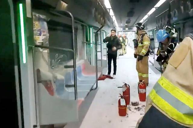 소방대원들이 31일 방화 범죄가 발생한 서울 지하철 5호선 객차에 들어가 화재 상황을 살펴보고 있다. 60대 남성이 이날 불을 질러 승객 400여명이 대피했지만 다행히 인명 피해는 발생하지 않았다. 영등포소방서 제공