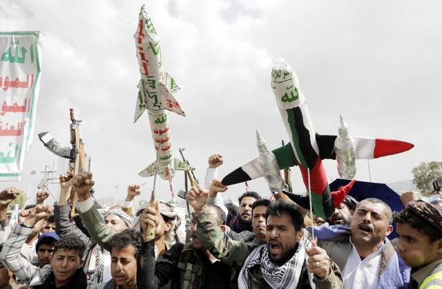 예멘의 친이란 후티 반군 지지자들이 지난 30일(현지시간) 예멘 수도 사나에서 모형 미사일·드론 등을 들고 미국과 이스라엘을 규탄하는 시위를 벌이고 있다. EPA연합뉴스