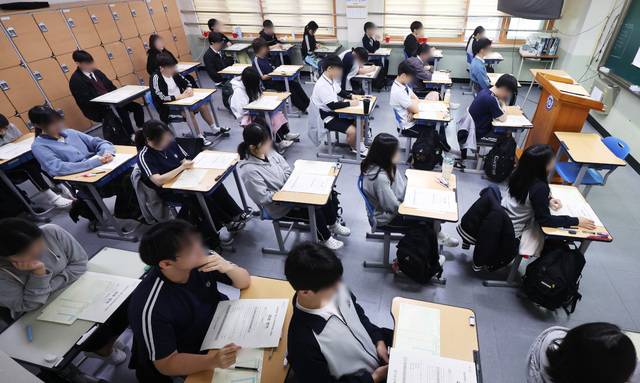 2025학년도 5월 고3 전국연합학력평가가 실시된 지난달 8일 경기도 수원시 영통구 효원고등학교에서 학생들이 시험 시작을 기다리고 있다. 연합뉴스
