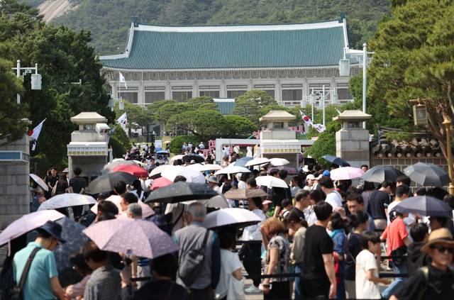 제21대 대통령 선거를 이틀 앞둔 1일 서울 종로구 청와대를 찾은 방문객들이 경내로 들어가기 위해 줄지어 기다리고 있다. 대선 이후 대통령 집무실의 청와대 복귀 가능성이 거론되자 청와대 관람객 수가 급증하고 있다. 조기 대선이 확정된 지난 4월에만 청와대에 24만9195명이 방문했다. 뉴시스
