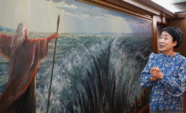 요나3일영성원 원장 이에스더 목사가 최근 영성원 벽면에 걸린 성화 앞에서 금식기도의 좋은 점을 설명하고 있다.