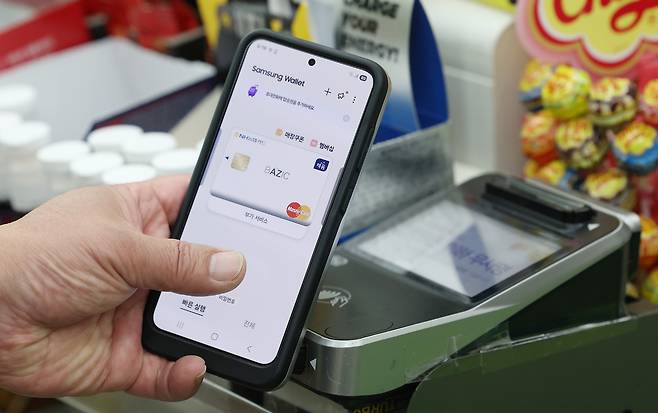 삼성전자 모바일 결제 시스템인 삼성페이에 결제 장애가 발생한 2일 오전 서울 시내 한 편의점에서 시민이 결제를 위해 단말기에 지문인식으로 로그인을 시도하고 있다. 연합뉴스