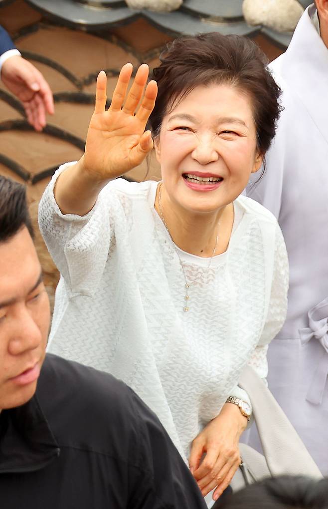 박근혜 전 대통령이 대선을 하루 앞둔 2일 오전 부산 금정구 범어사를 찾아 지지자들에게 인사하고 있다. 연합뉴스