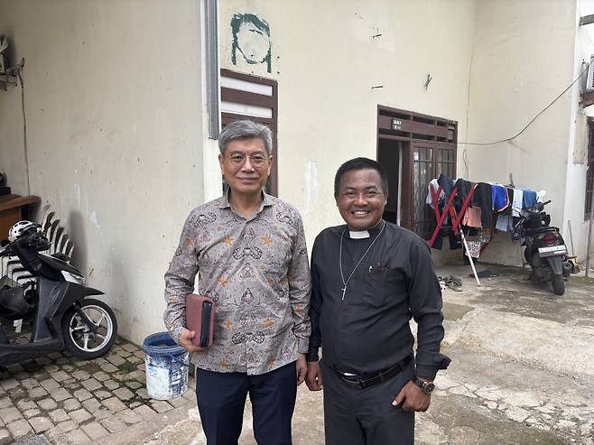 어 선교사와 웨슬리신학대 출신인 수긍(오른쪽) 목사가 기념촬영하고 있는 모습.