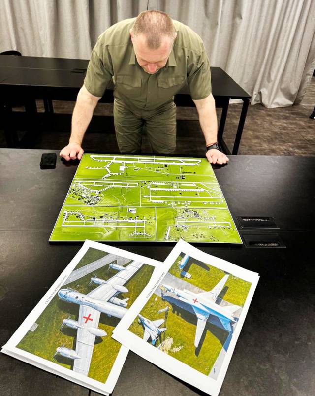 바실 말리우크 우크라이나 보안국장이 1일(현지시간) 드론 공격을 단행한 러시아 공군기지와 전략폭격기 등 목표물을 촬영한 사진을 확인하고 있다. EPA연합뉴스