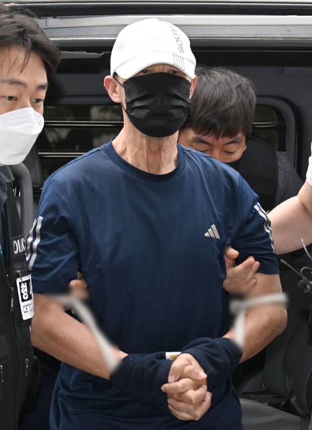 서울 지하철 5호선 열차에 불을 지른 혐의로 체포된 원모씨가 2일 구속 전 피의자 심문(영장실질심사)을 받기 위해 서울 양천구 서울남부지법에 출석하고 있다. 권현구 기자