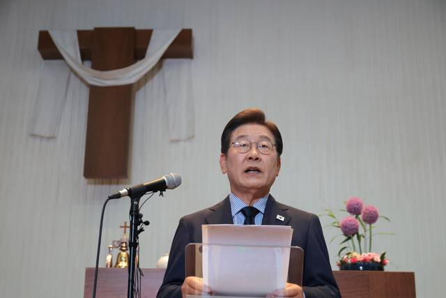 이재명 더불어민주당 대선 후보가 2일 정치를 결심했던 경기도 성남 주민교회에서 기자회견을 열고 질문에 답변하고 있다. 그는 “정치적 고향 성남에서 국민 여러분과 함께 대한민국 미래를 열 것을 약속드린다”고 말했다. 성남=이병주 기자