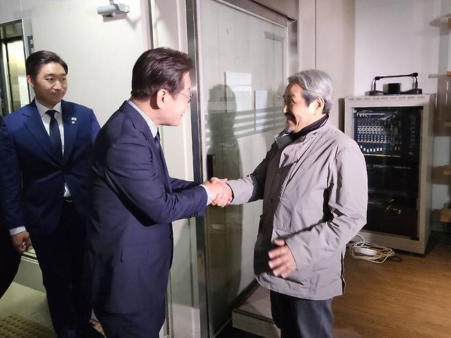 이재명 더불어민주당 대선 후보가 2일 성남주민교회에서 이해학 원로목사와 인사를 나누고 있다. 성남주민교회 제공