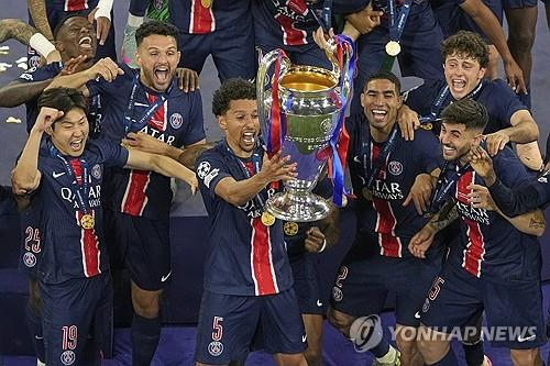 UCL 우승에 기뻐하는 이강인(왼쪽). 사진[EPA=연합뉴스]