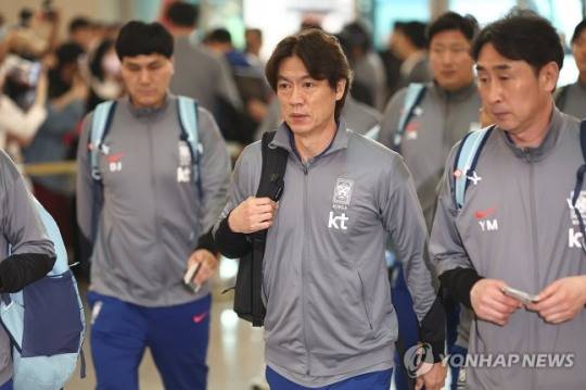 이라크로 출국하는 홍명보 감독 / 사진=연합뉴스