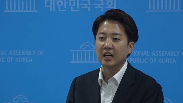 ▲이준석 개혁신당 대선 후보가 지난달 30일 국회 소통관 기자회견장 백브리핑에서 기자들의 질문에 답변하고 있다. 사진=미디어오늘 영상 갈무리